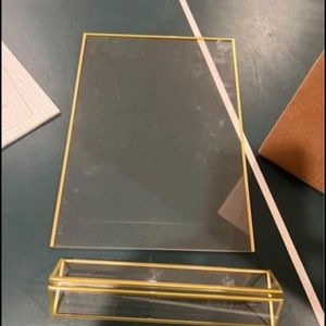 5- 8.5”x11” gold frames with detachable base